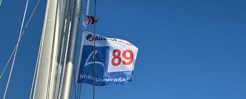 Die Flagge der MidsummerSail mit der Startnummer 89 und darüber der Stander des ASV zu Hannover.